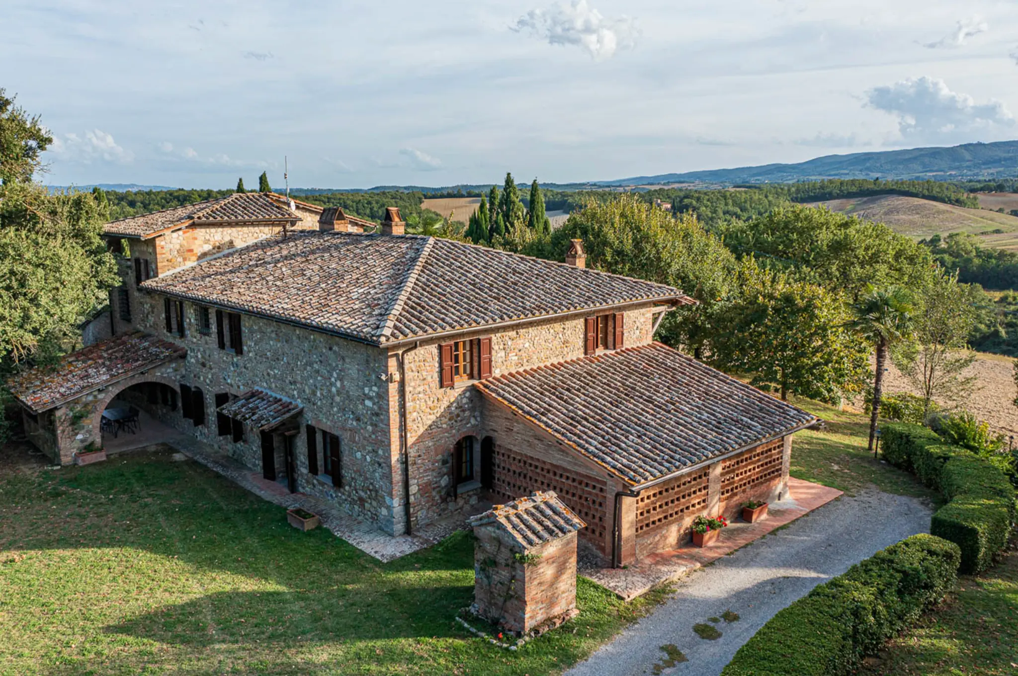 Exterior view of Villa Serenzia surrounded by Tuscan countryside and olive trees